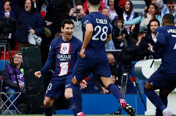 Messi wins a stunning free-kick for PSG win over Lille
