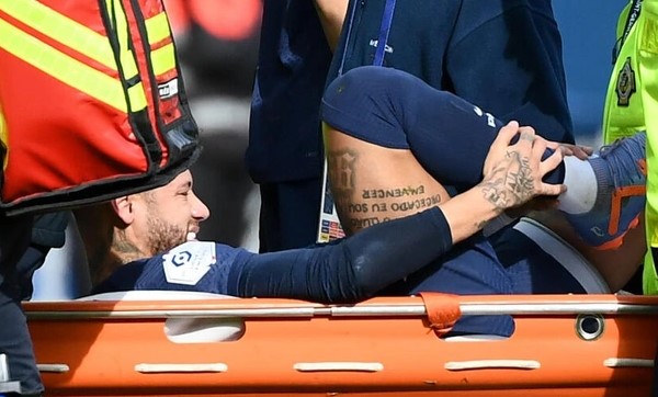 Neymar suffers ankle injury during PSG game against Lille